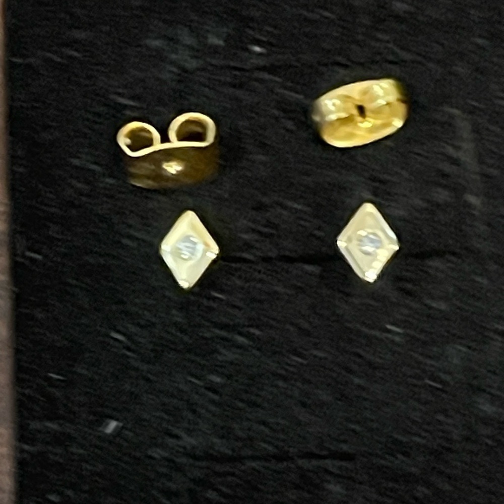guc Elegant Gold Diamond-Shaped Earrings